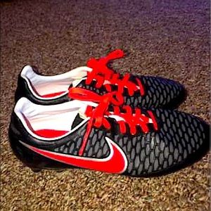 Nike Women’s Soccer Cleats -Like NEW! Barely worn.
